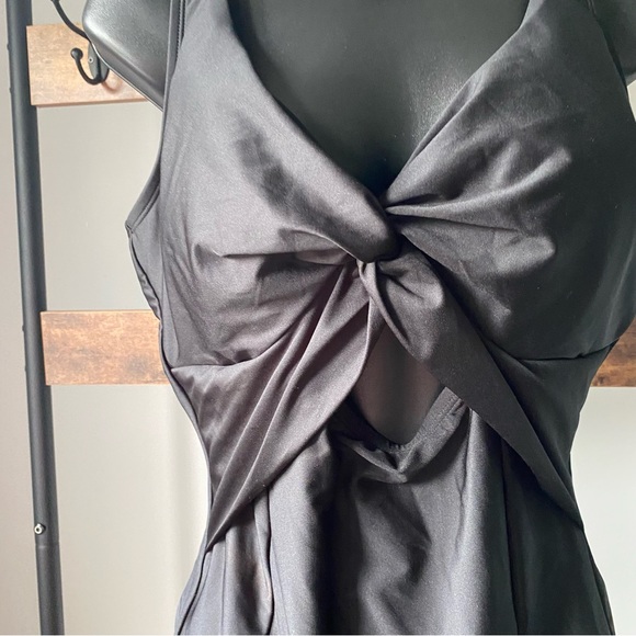 DKNY women’s Peekaboo Twist-Detail Low-Back One-Piece Swimsuit in black size 14 - Picture 3 of 7